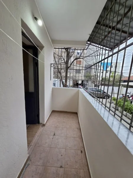 Tirane, jepet me qera apartament 2+1 Kati 1, 60 m² 280 € (shkolla Bashkuar)