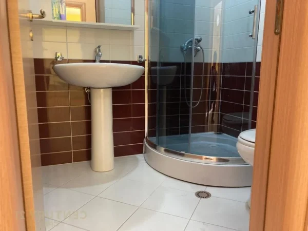 Tirane, jepet me qera apartament 2+1 Kati 4, 94 m² 680 € (rruga e barrikadave)