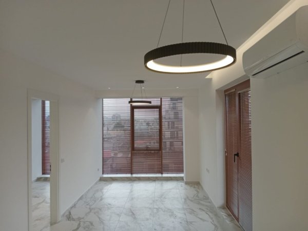 Tirane, shitet apartament 1+1 , 234.000 € (Prane Kisha Katolike)