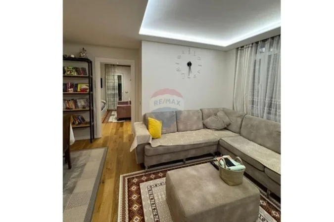 Tirane, jepet me qera apartament 3+1 , 86 m² 900 € (Shkolla e Kuqe)