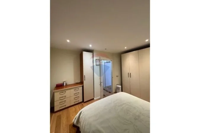 Tirane, jepet me qera apartament 3+1 , 86 m² 900 € (Shkolla e Kuqe)