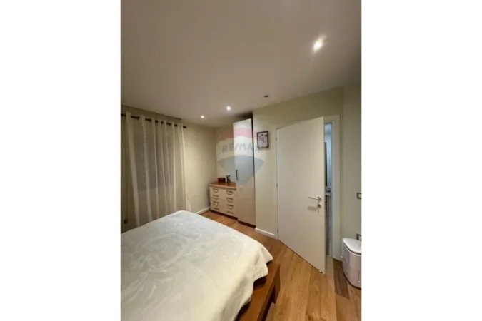 Tirane, jepet me qera apartament 3+1 , 86 m² 900 € (Shkolla e Kuqe)