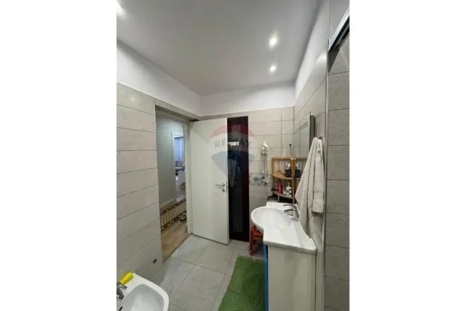 Tirane, jepet me qera apartament 3+1 , 86 m² 900 € (Shkolla e Kuqe)