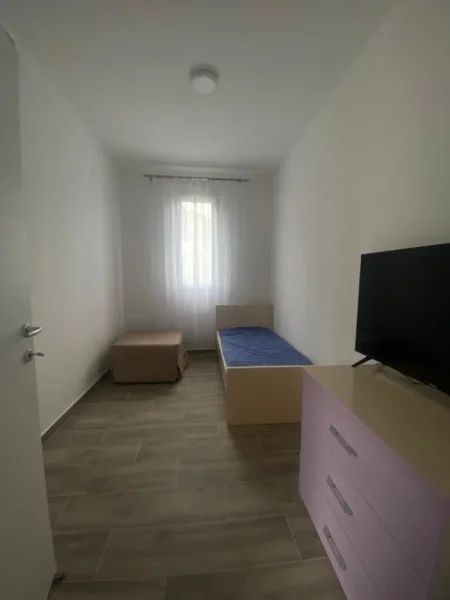 Tirane, jepet me qera apartament 2+1 , 110 m² 400 € (Afer liqenit t sharres)