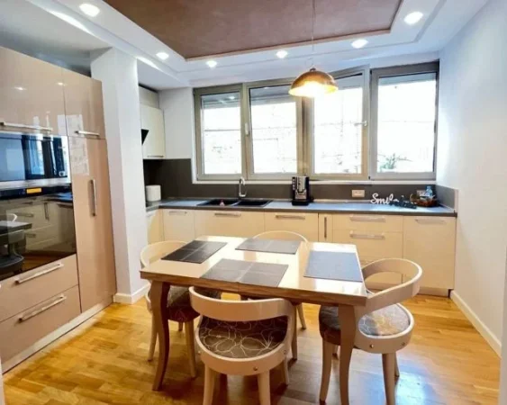 Tirane, jepet me qera apartament 2+1+Aneks Kati 1, 96 m² 1.000 € (qender , sheshi skenderbej)