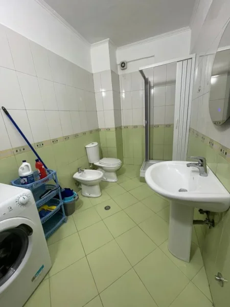 Tirane, jepet me qera apartament 1+1 , 70 m² 400 € (Terminali i Veriut)