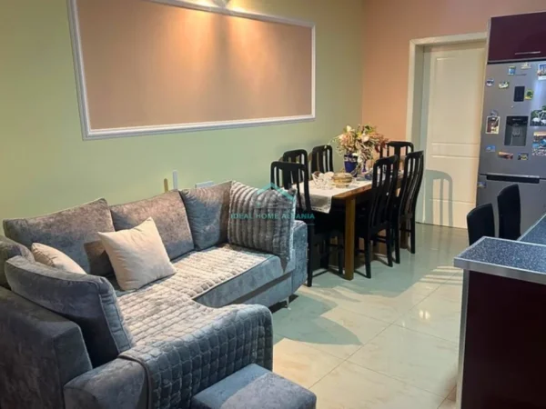 Vlore, jepet me qera shtepi 3+1 , 130 m² 600 € (VLORE)