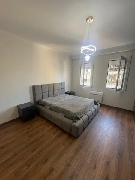 Tirane, jepet me qera apartament 1+1+Ballkon Kati 3, 72 m² 350 € (White Palace, Paskuqan)