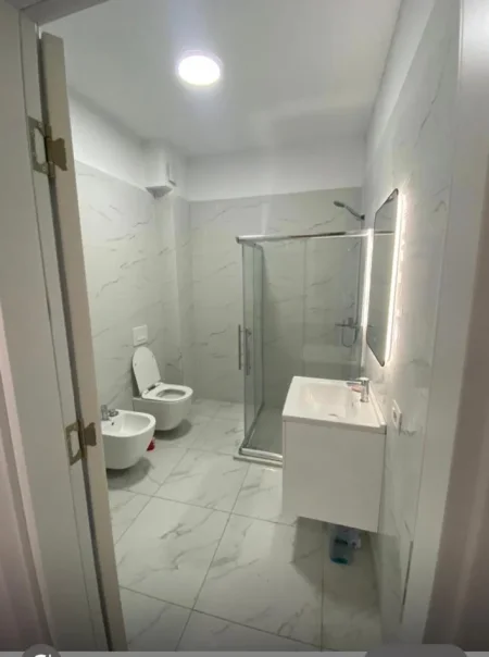 Tirane, jepet me qera apartament 1+1+Ballkon Kati 3, 72 m² 350 € (White Palace, Paskuqan)