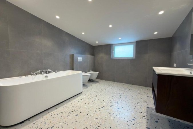 Tirane, shitet apartament duplex 2+1+Aneks+Ballkon Kati 10, 214 m² 650.000 € (Shallvaret)