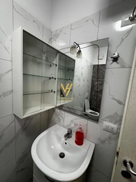 Tirane, jepet me qera apartament 1+1 Kati 7, 71 m² 500 € (RRUGA E PORTIT)