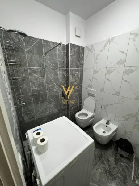 Tirane, jepet me qera apartament 1+1 Kati 7, 71 m² 500 € (RRUGA E PORTIT)