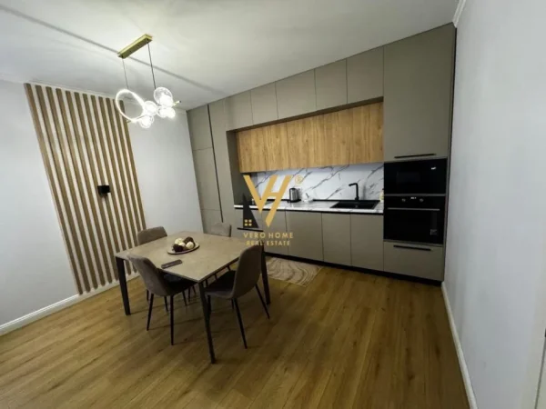 Tirane, jepet me qera apartament 1+1 Kati 7, 71 m² 500 € (RRUGA E PORTIT)