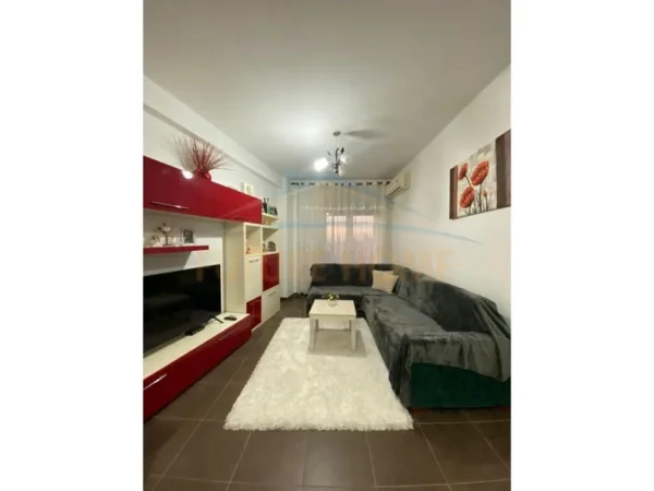 Tirane, jepet me qera apartament 2+1 Kati 2, 85 m² 550 € (kompleksi ana)