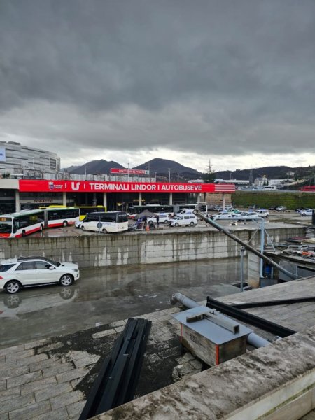 Tirane, jepet me qera ambjent biznesi Kati 2, 360 m² 3.000 € (Pran TEG)