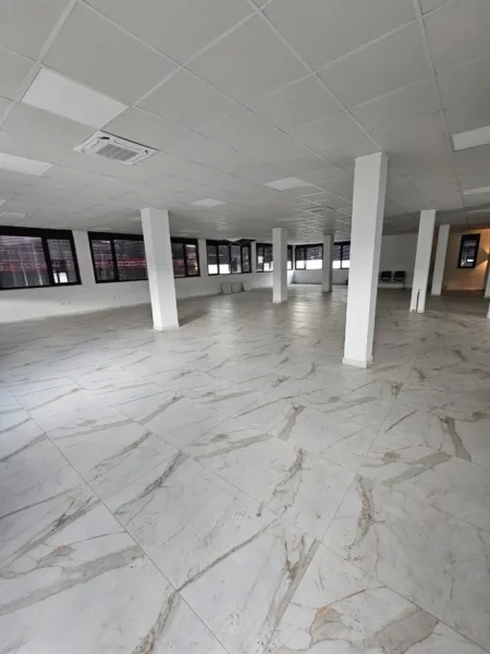 Tirane, jepet me qera ambjent biznesi Kati 2, 360 m² 3.000 € (Pran TEG)