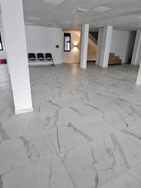 Tirane, jepet me qera ambjent biznesi Kati 2, 360 m² 3.000 € (Pran TEG)