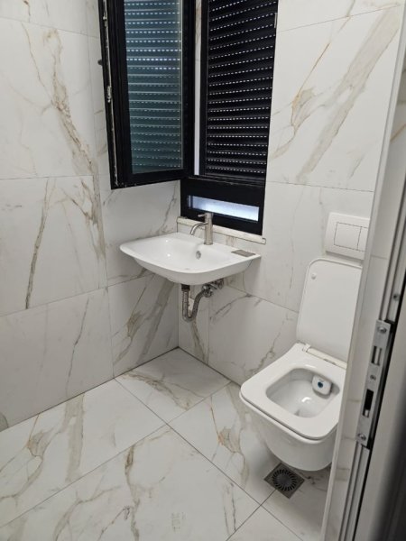 Tirane, jepet me qera ambjent biznesi Kati 2, 360 m² 3.000 € (Pran TEG)