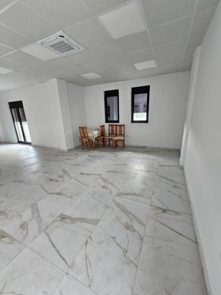 Tirane, jepet me qera ambjent biznesi Kati 2, 360 m² 3.000 € (Pran TEG)