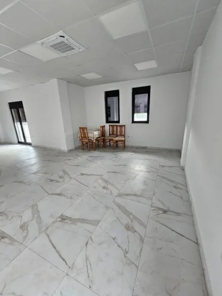 Tirane, jepet me qera ambjent biznesi Kati 2, 360 m² 3.000 € (Pran TEG)