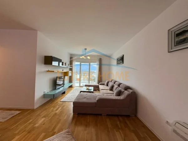 Tirane, jepet me qera apartament 2+1 Kati 3, 105 m² 1.000 € (Kopshti Botanik, pranë Xhamisë së Selitës.)