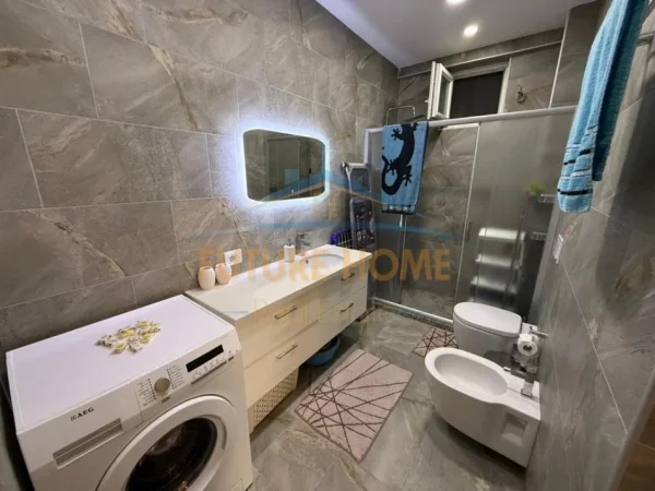 Tirane, jepet me qera apartament 2+1 Kati 3, 105 m² 1.000 € (Kopshti Botanik, pranë Xhamisë së Selitës.)