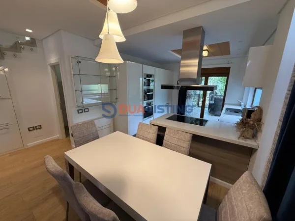 Tirane, jepet me qera Vile 3+1 , 350 m² 2.500 € 