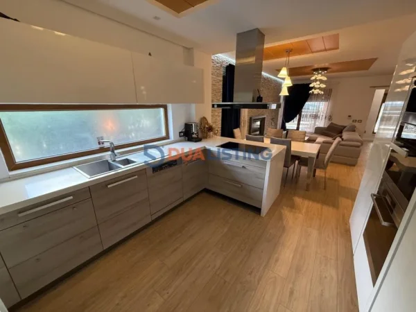 Tirane, jepet me qera Vile 3+1 , 350 m² 2.500 € 