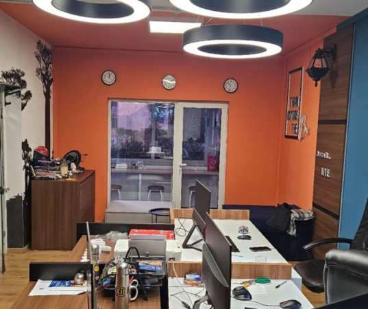 Tirane, jepet me qera ambjent biznesi Kati 2, 311 m² 3.000 € (Juvenila)