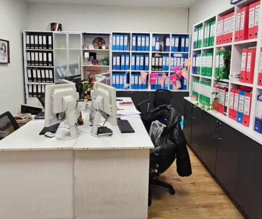 Tirane, jepet me qera ambjent biznesi Kati 2, 311 m² 3.000 € (Juvenila)