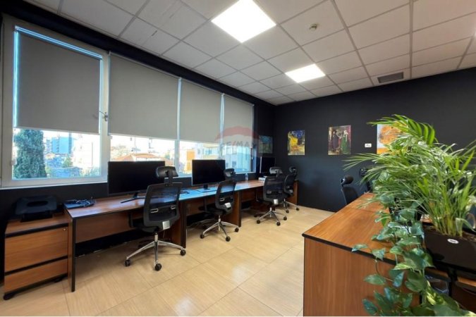 Tirane, jepet me qera ambjent biznesi Kati 1, 230 m² 3.900 € (Rruga e Kavajes)