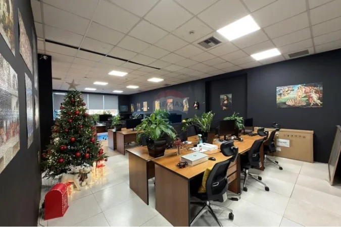 Tirane, jepet me qera ambjent biznesi Kati 1, 230 m² 3.900 € (Rruga e Kavajes)