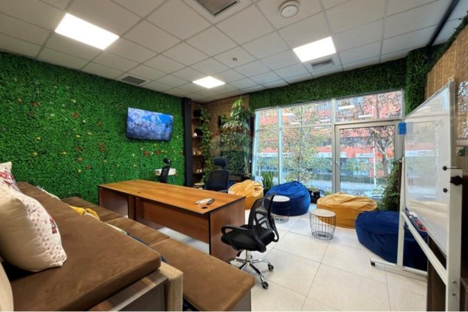 Tirane, jepet me qera ambjent biznesi Kati 1, 230 m² 3.900 € (Rruga e Kavajes)