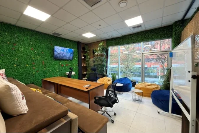 Tirane, jepet me qera ambjent biznesi Kati 1, 230 m² 3.900 € (Rruga e Kavajes)