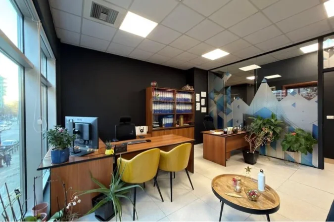 Tirane, jepet me qera ambjent biznesi Kati 1, 230 m² 3.900 € (Rruga e Kavajes)