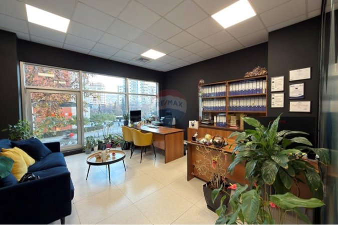 Tirane, jepet me qera ambjent biznesi Kati 1, 230 m² 3.900 € (Rruga e Kavajes)