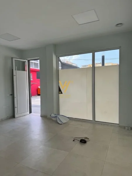 Tirane, jepet me qera dyqan Kati 0, 33 m² 500 € (KOMUNA E PARISIT)