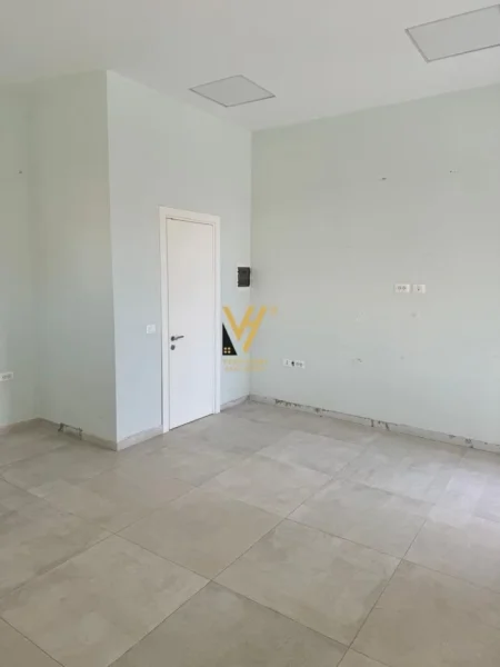 Tirane, jepet me qera dyqan Kati 0, 33 m² 500 € (KOMUNA E PARISIT)