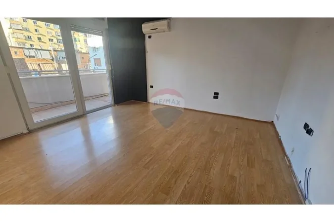 Tirane, jepet me qera zyre Kati 2, 97 m² 800 € (Sheshi Willson)