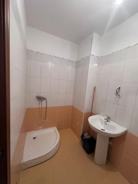 Tirane, jepet me qera apartament 1+1+Ballkon Kati 6, 75 m² 400 €