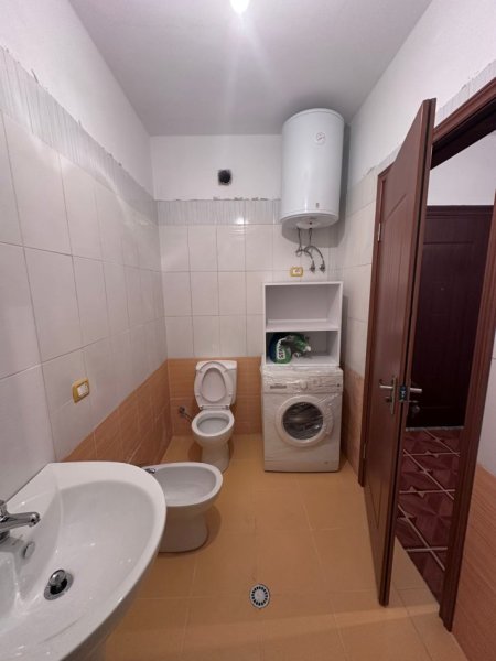 Tirane, jepet me qera apartament 1+1+Ballkon Kati 6, 75 m² 400 €