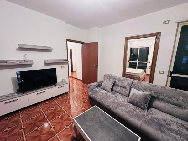 Tirane, jepet me qera apartament 1+1+Ballkon Kati 6, 75 m² 400 €