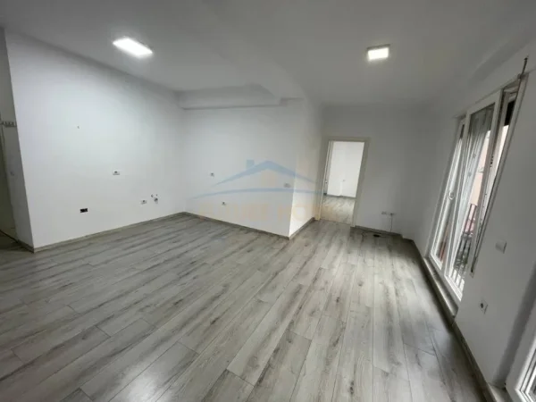 Tirane, jepet me qera apartament 1+1+Ballkon Kati 1, 63 m² 500 € (Frosina Plaku)