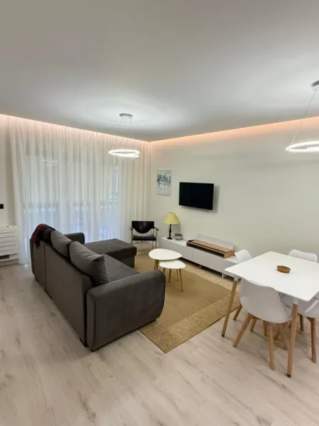 Tirane, jepet me qera apartament 1+1+Ballkon Kati 3, Qera 750 € (Zona e Liceut, pranë RTSH-së.)