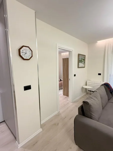 Tirane, jepet me qera apartament 1+1+Ballkon Kati 3, Qera 750 € (Zona e Liceut, pranë RTSH-së.)