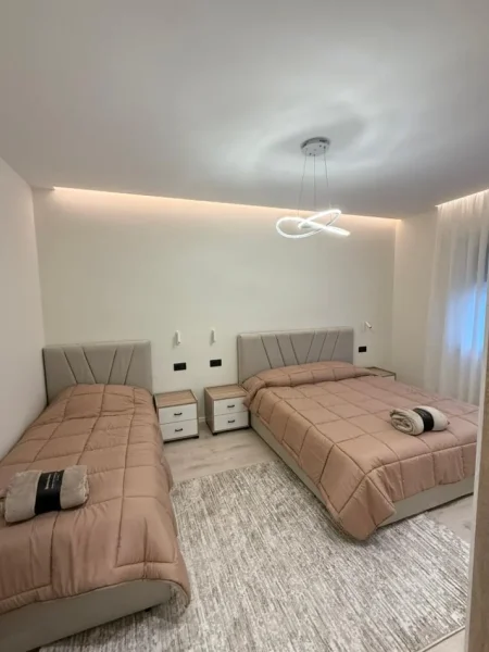 Tirane, jepet me qera apartament 1+1+Ballkon Kati 3, Qera 750 € (Zona e Liceut, pranë RTSH-së.)