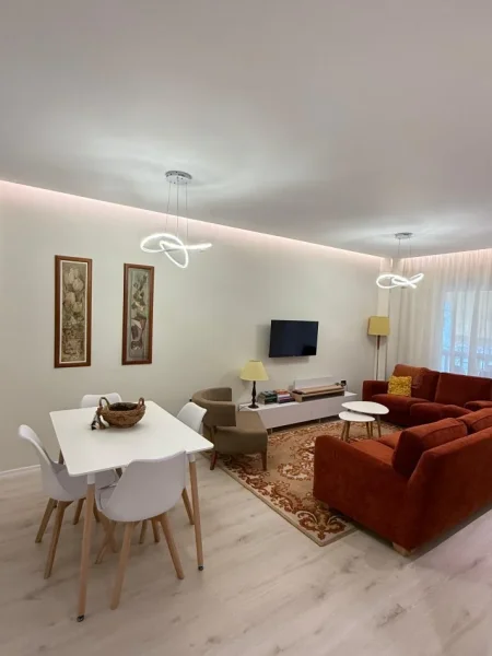 Tirane, jepet me qera apartament 1+1+Ballkon Kati 3, qera 750 € (Zona e Liceut, pranë RTSH-së)