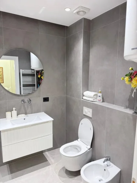 Tirane, jepet me qera apartament 1+1+Ballkon Kati 3, qera 750 € (Zona e Liceut, pranë RTSH-së)