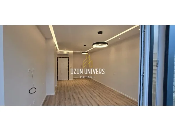 Tirane, jepet me qera apartament 1+1+Ballkon Kati 6, 61 m² 700 € (Komuna e Parisit)