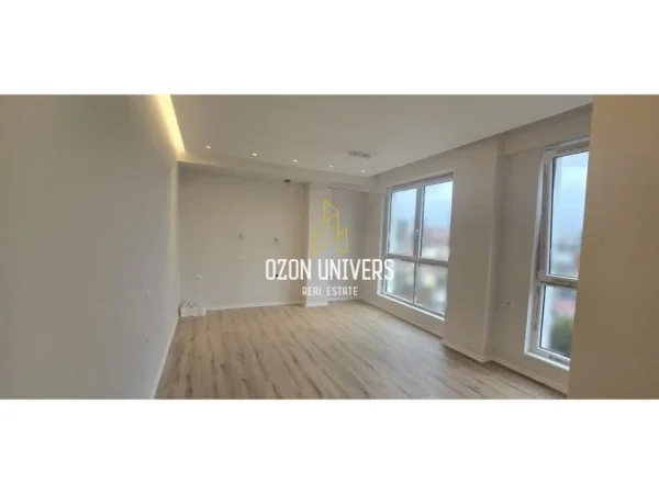 Tirane, jepet me qera apartament 1+1+Ballkon Kati 6, 61 m² 700 € (Komuna e Parisit)